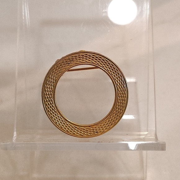 None Jewelry - Gold tone brooch lapel pin 1.25" pin back